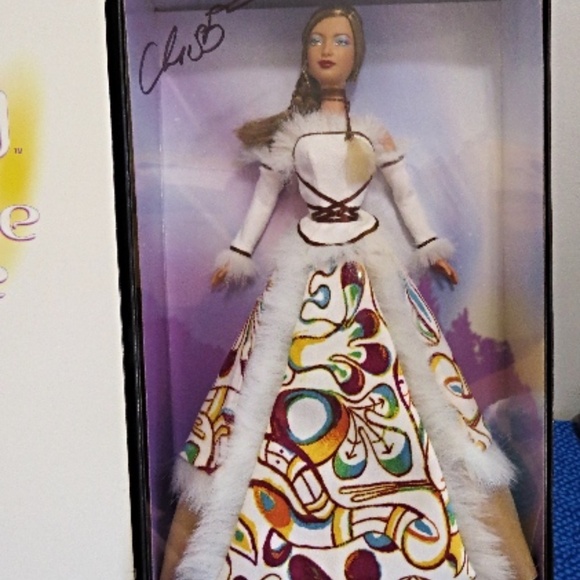BARBIE Mattel Canada Inuit Legend Collector Barbie Signed by Christy Marcus - Picture 3 of 6